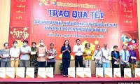 Party, State leaders present Tet gifts to disadvantaged people