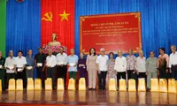 Vice President presents gifts to policy beneficiaries and workers in Binh Duong