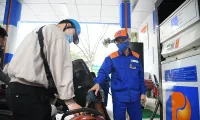 Petrol prices down more than 600 VND per litre