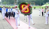 Delegation of outstanding youth pays tribute to President Ho Chi Minh