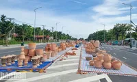 Street to display Vinh Long red ceramic products