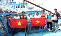 Coast Guard Command present gifts to people in Phu Quy Island District