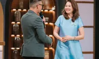 Editor Nhật Lệ serves as guest judge on Của ngon vật lạ (Exotic Delicacy)