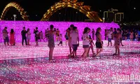 Da Nang: 500,000 led lights create artistic light space