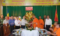 Can Tho's leaders extend greetings to Khmer monks, people on Chol Chnam Thmay