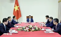 Vietnam's Government leader holds phone talks with new PM of Singapore