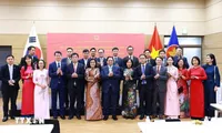 Prime Minister meets Vietnamese people in RoK