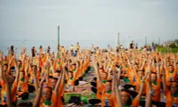 Over 600 people join mass yoga performance in Binh Thuan