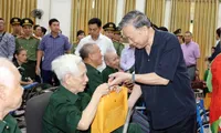 President visits war invalids, sick soldiers in Bac Ninh province