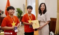 Deputy FM receives Vietnamese children, teachers from RoK