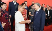 Top Vietnamese leader meets with Chinese representatives of friendship organisations, scholars