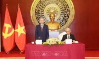 Top leader visits Vietnamese Embassy, meets with OVs in Beijing