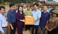 Vice President visits and presents gifts to people in flood-hit areas in Son La