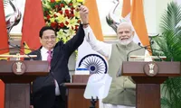 Vietnamese, Indian PMs announce outcomes of talks at press conference