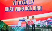 Gifts presented to revolutionary contributors in Quang Tri’s Vinh Linh District