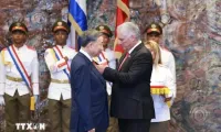 Vietnamese leader decorated with Cuba’s highest honour