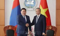 Vietnam's top leader meets with Mongolian PM