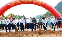 PM attends groundbreaking of Hoa Binh – Moc Chau expressway