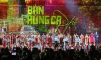 Hanoi – The Heroic Anthem of the Streets: A Sky Full of Flags and Flowers, Brimming with Majestic Emotions