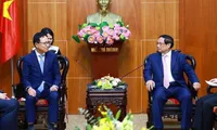 PM receives leaders of foreign groups in Bac Ninh