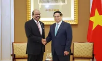 Prime Minister receives Lulu Group leader in Abu Dhabi