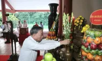 Party leader offers incense in memony of late President Ho Chi Minh in Ca Mau