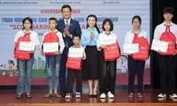 Scholarships worth 1.7 billion VND presented to 200 disadvantaged students