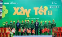 “Xay Tet 2025” programme presents 2,600 Tet gifts to workers in Hung Yen