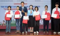 Scholarships worth 1.7 billion VND presented to 200 disadvantaged students