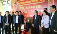 Politburo member Nguyen Xuan Thang presents Tet gifts to heroic Vietnamese mothers and workers in Quang Ninh Province