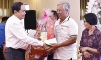 NA Chairman visits, presents Tet gifts to the poor, police in Can Tho