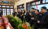 NA Chairman offers incense in tribute to President Ho Chi Minh