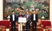 Tet gifts presented to policy beneficiaries and workers in Hung Yen Province