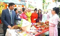 Vietnamese people in Malaysia, Thailand celebrate Tet