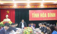 Deputy Prime Minister Nguyen Chi Dung works with Hoa Binh Province
