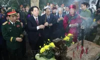 State President Luong Cuong offers incense in commemoration of Hung Kings