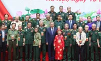 Party chief meets veteran revolutionaries, war heroes, policy beneficiaries