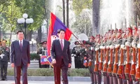 Top Lao leader hosts welcome ceremony for Vietnamese State President