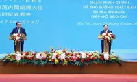 Vietnamese, Japanese PMs conduct productive talks in Hanoi