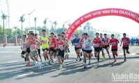 Hundreds of people join running events in Ben Tre and Da Nang