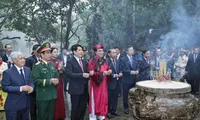 State President Luong Cuong offers incense in commemoration of Hung Kings