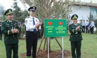 Young Vietnamese, Chinese border officers strengthen exchange