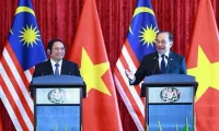 Vietnamese, Malaysian PMs hold joint press conference following Kuala Lumpur talks