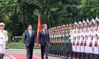Welcome ceremony held for French President in Ha Noi