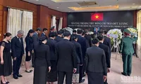 OVs, international friends in Laos pay tribute to former President Tran Duc Luong