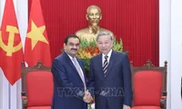 Vietnamese Party chief receives Chairman of India's Adani Group