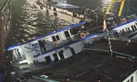 Capsized tourist boat in Quang Ninh towed ashore