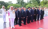 Party, State leaders pay tribute to President Ho Chi Minh, fallen soldiers