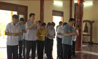 Party official pays tribute and offers incense at Go Cong Martyrs’ Temple
