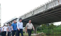 PM inspects expressway projects in Mekong Delta, urges faster progress